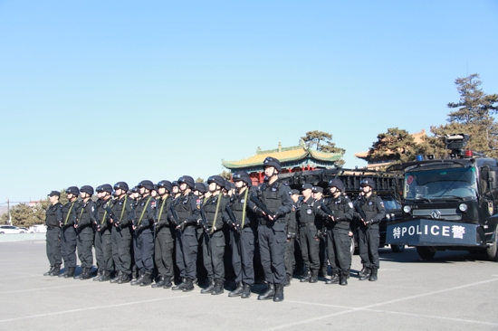 3月1日,河北省承德市公安局特警支队于普陀宗乘之庙景区广场开展警务