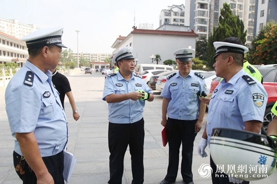 河南商丘市公安局交警支队为“骑警队”举行夏季“骑行服”发放仪式(组图)