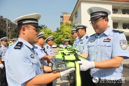 河南商丘市公安局交警支队为“骑警队”举行夏季“骑行服”发放仪式(组图)