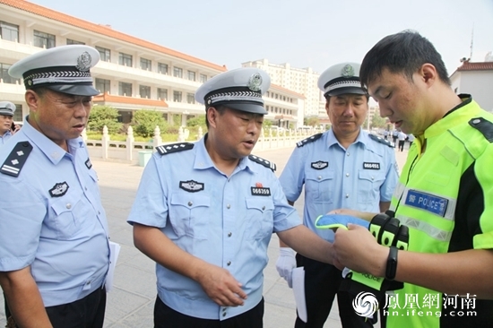 河南商丘市公安局交警支队为骑警队举行