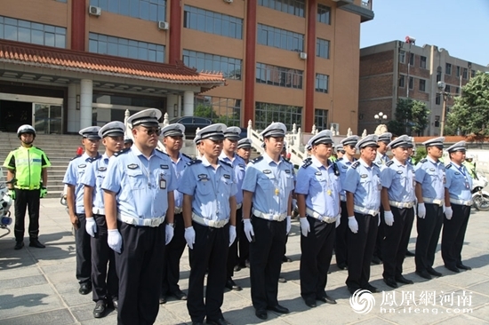 河南商丘市公安局交警支队为“骑警队”举行夏季“骑行服”发放仪式(组图)