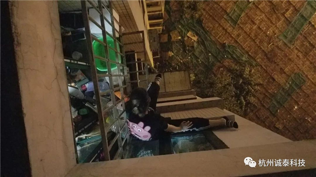 孕妇悬在10楼窗台，民警一句话，救下两条命！(附视频)