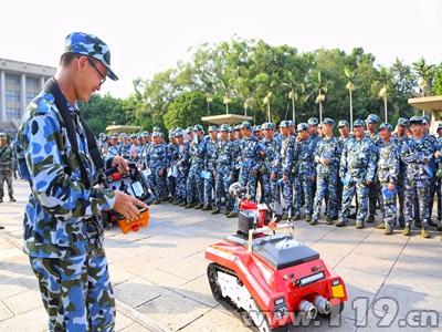 福建华侨大学开展消防演练 无人机运送防毒面