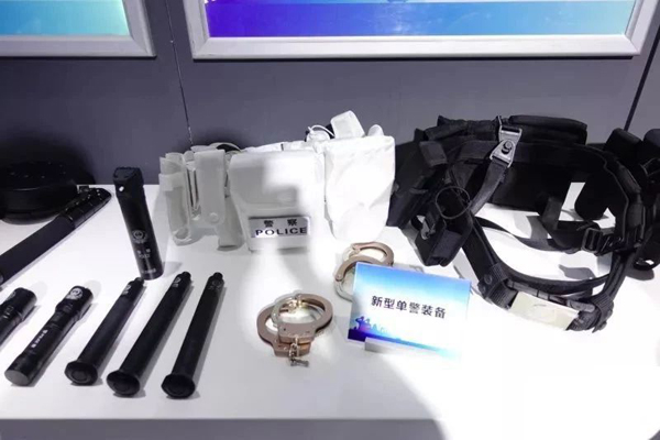 中国警察即将配发新型单警装备(组图)