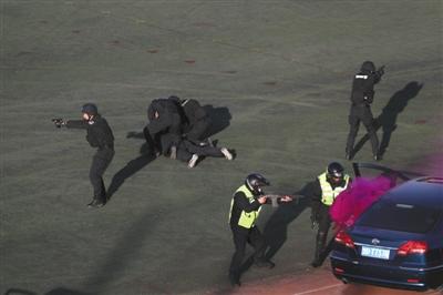 北京特警演练燃爆冬日组图