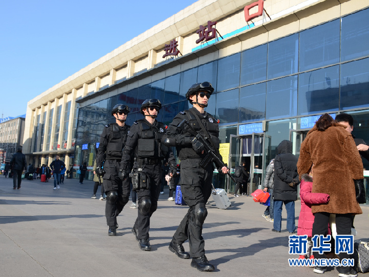 济南铁路公安处特警支队在济南站巡逻济南铁路公安处特警支队在济南