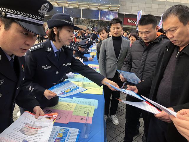 陕西碑林区举行扫黑除恶专项斗争千人宣传活动(组图)