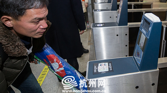 浙江杭州火车站新增自助实名制核验闸机可刷脸进站(组图)