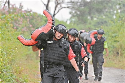 广东佛山特警水上突击堪比铁人三项组图