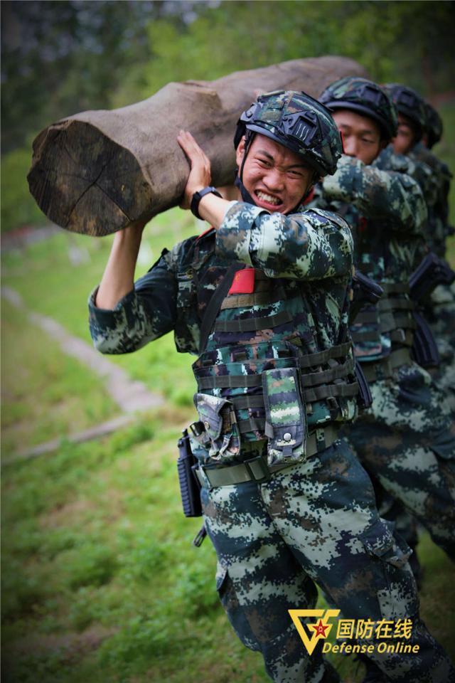 武警特战队员进行扛圆木训练.