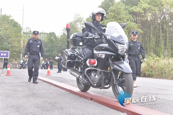 湖南长沙特警骑摩托车真帅气快来围观组图