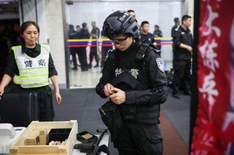 劫匪挟持人质,特警如何安全快速处置?上海公安实战(组