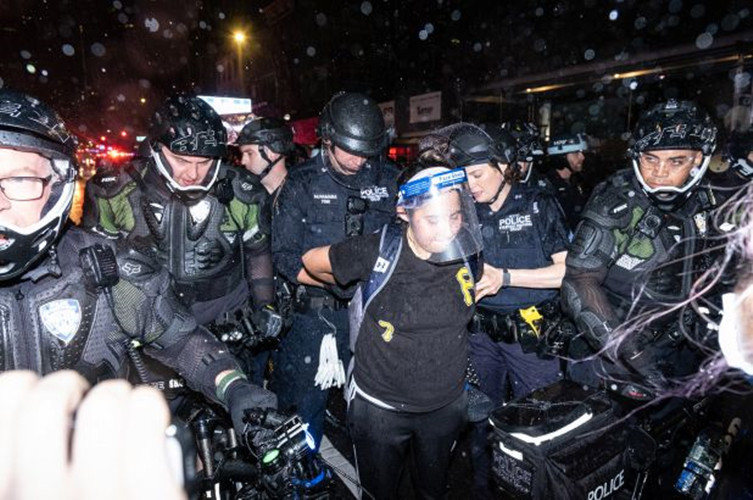 在防暴服这块上,香港警察高过了美国警察(组图)