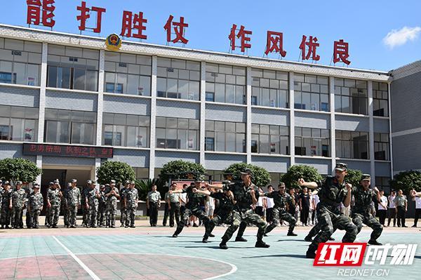 湖南省武警娄底支队举办军营开放日活动图