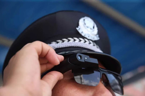 而戴上警用智能眼镜的警员只需目视当事人,车主身份信息,违规记录