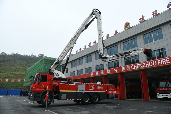湖南郴州支队两台多功能特种灭火救援消防车投入执勤(组图)-特种装备