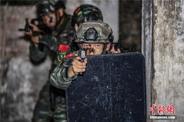 广西武警开展反恐综合演练(组图-特种装备网