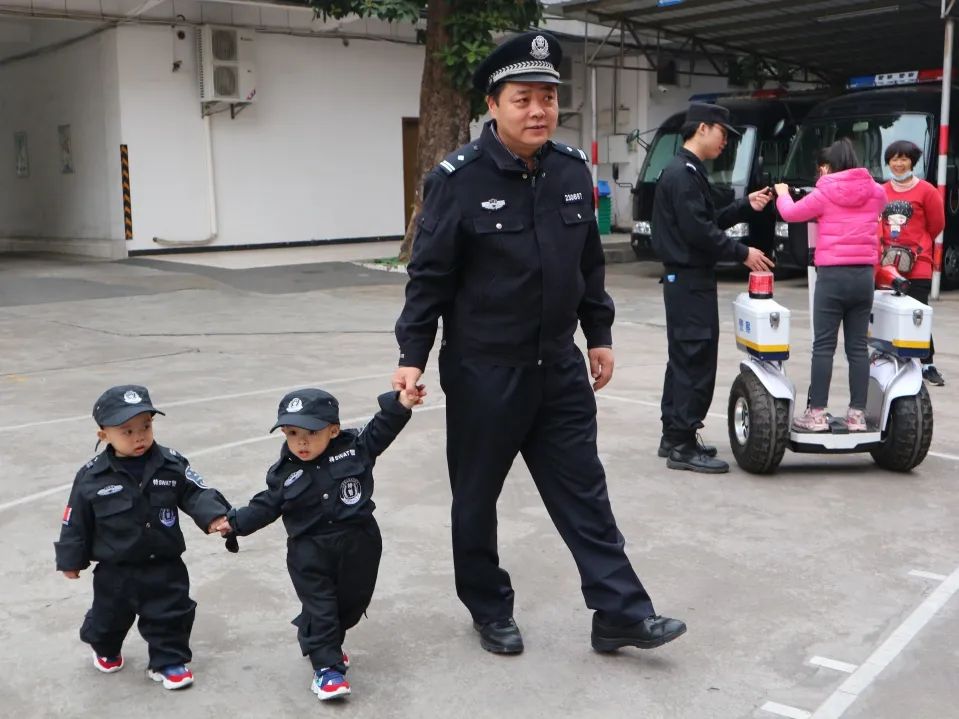 试警服,摸真枪,体验特警巡逻车……这场活动,让群众零