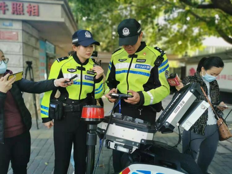 高机动性广东深圳交警启用无人机抓拍电单车违法组图