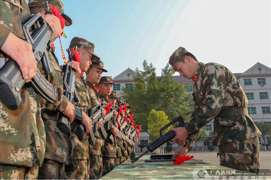 广西武警柳州支队举行新兵授枪仪式(组图)