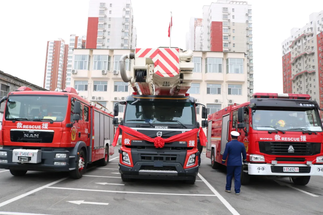 河北省定州市举行举高喷射消防车交接仪式(组图)