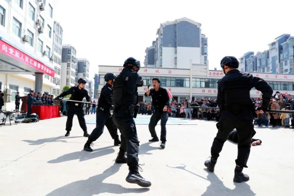 安徽省亳州市公安局特警支队开展"向党和人民报告" 警营开放日活动