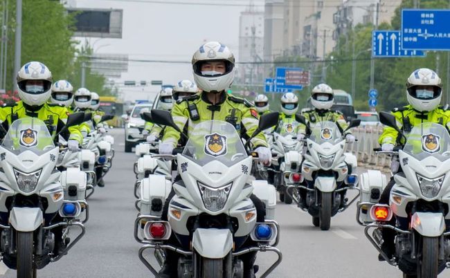 威武湖北京山一批新警车警用摩托车亮相组图