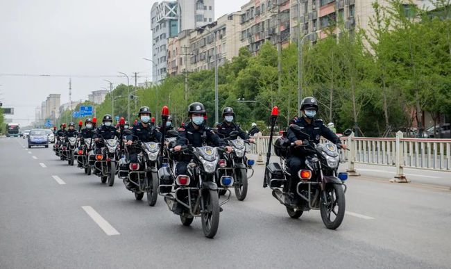 威武湖北京山一批新警车警用摩托车亮相组图