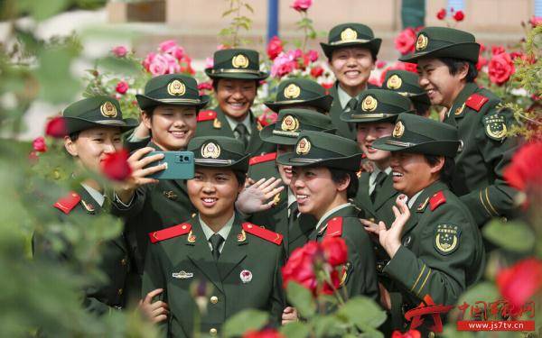女兵授衔武警甘肃总队举行2021年度春季新兵授衔仪式组图