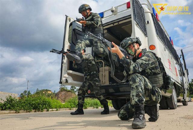 武警官兵山地反恐演练震撼来袭(组图-特种装备网