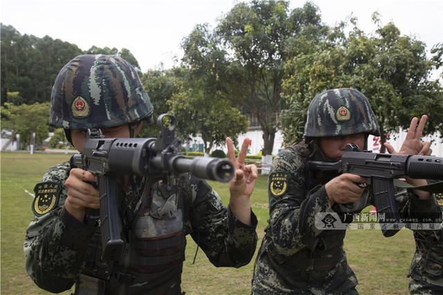 高清图集:广西武警官兵练兵场上氛围"高温火热"(组图)