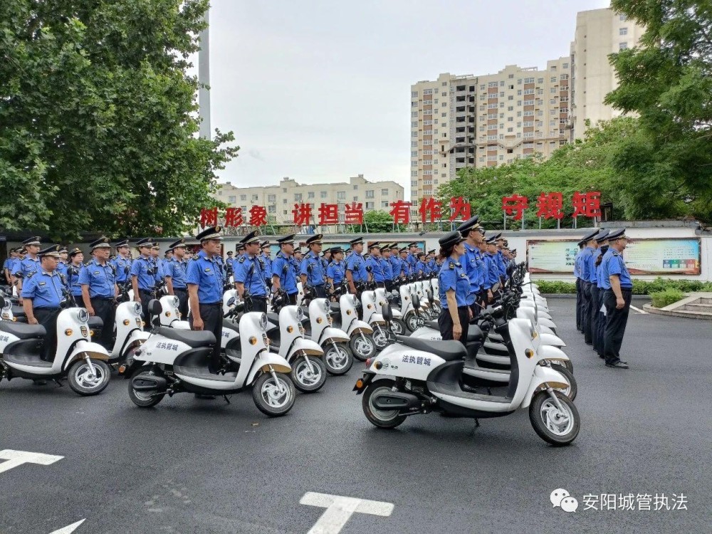 河南省安阳北关区城管局发放新型执法装备组图
