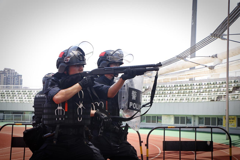 浙江温州乐清公安特警演练"燃爆"夏日(组图)
