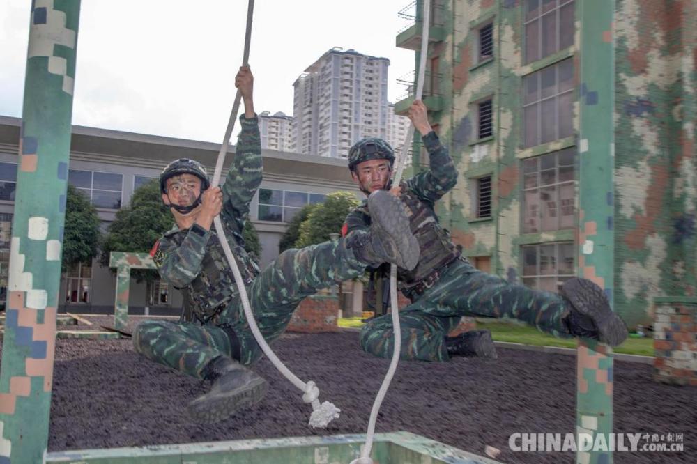 7月13日,武警广西总队南宁支队组织特战队员开展战术,攀登,综合体能等
