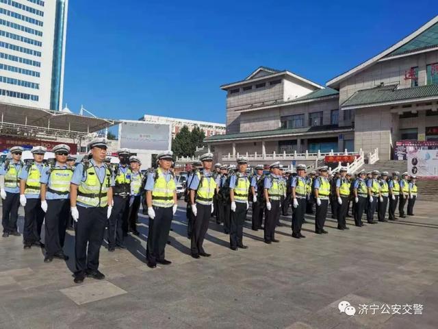 山东济宁交警支队组织开展防汛机动队应急拉动演练(组图)