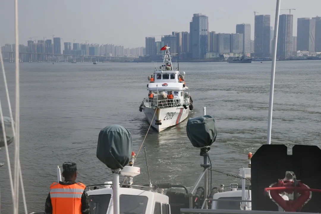 广东海警在粤西海域开展专项训练(组图)