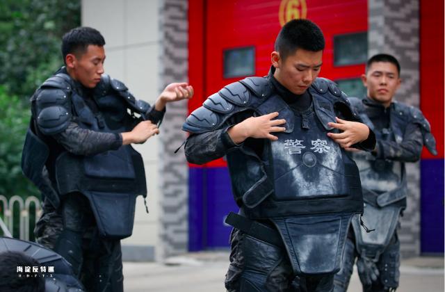 "盔甲服是特警防暴作战时的专用装备,由护腿,护身,护肘,头盔等部分