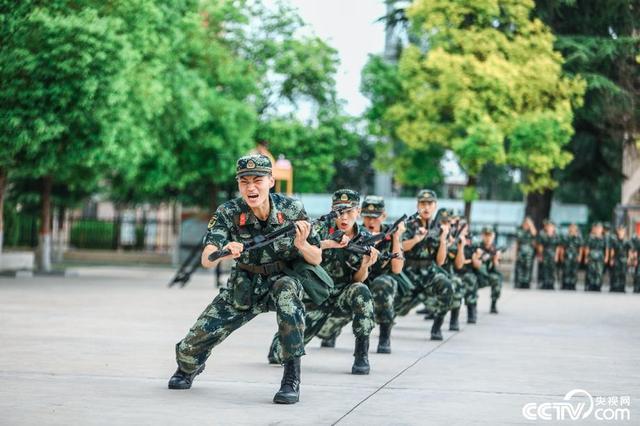 直击河南武警千余名新训官兵刺杀比武组图