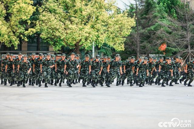 日前,武警河南总队组织千余名新训官兵进行刺杀科目比武.