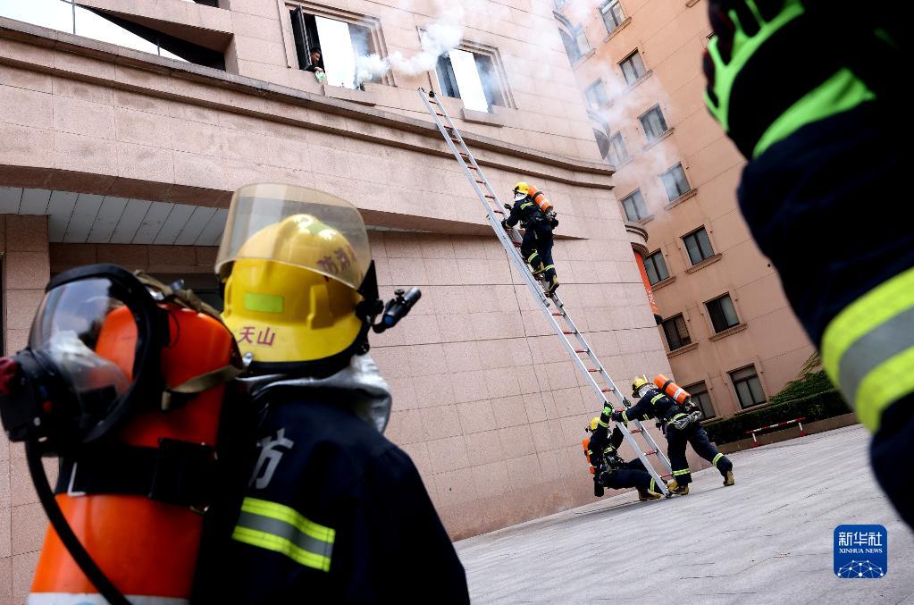 上海长宁举行消防救援综合演练组图