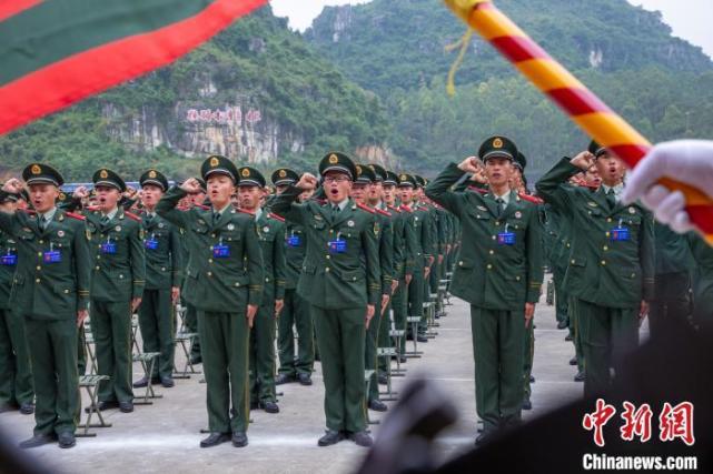 武警广西总队两千余名新兵授衔宣誓组图