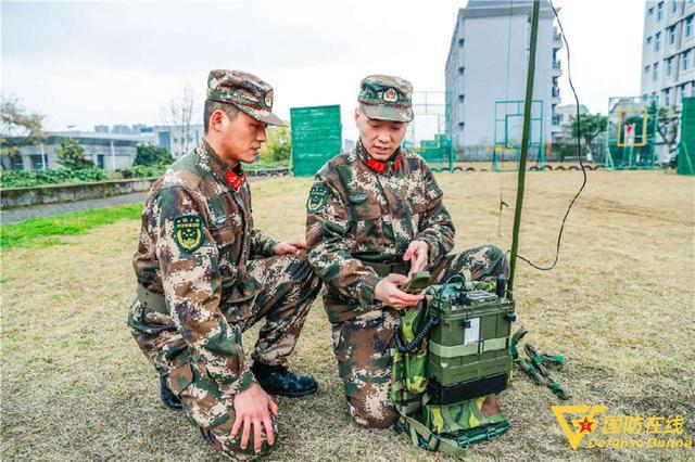 官兵正在进行单兵电台通联训练官兵正在进行卫星便携站搭建训练特战队