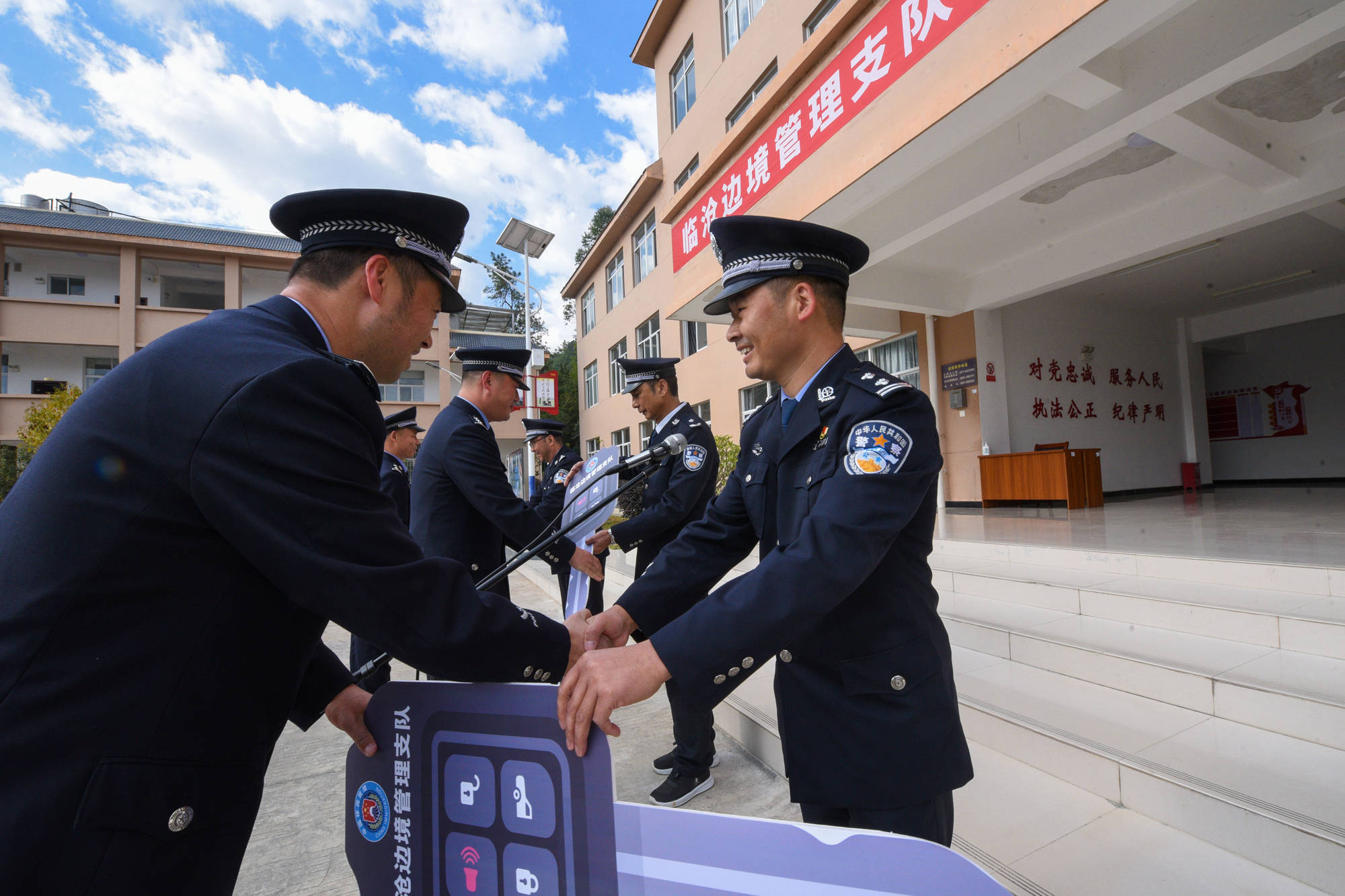 据介绍,这次配发的30辆警用摩托车均为该支队协调临沧市公安局配备