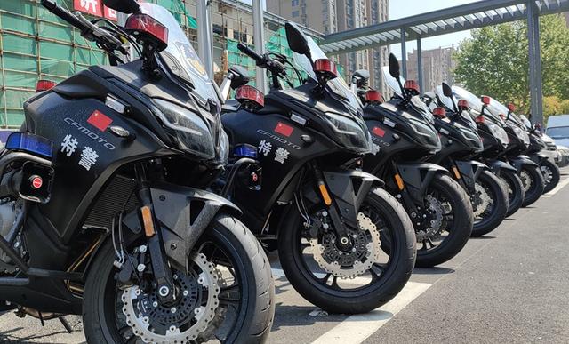这两天有市民留意到,江苏省无锡市滨湖区的街头出现了警用摩托车队