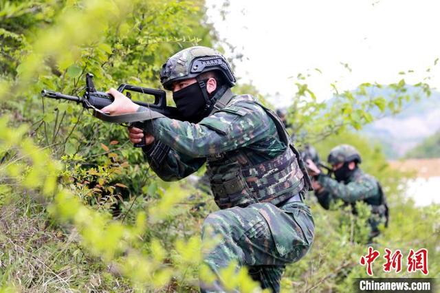 贵州武警六盘水支队野外集中训练磨砺特战精兵组图