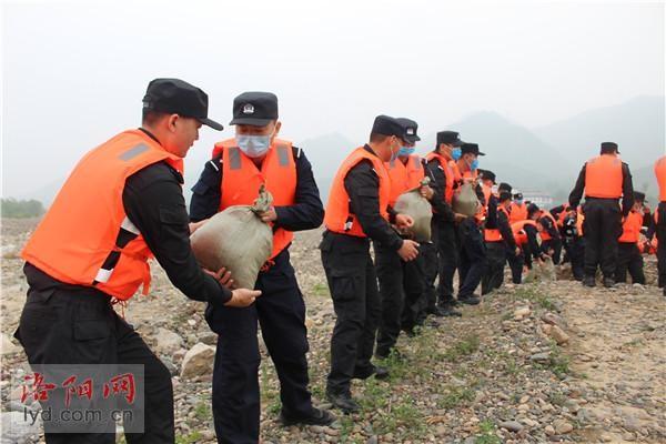 河南洛阳特警开展跨区域防汛救援应急拉动演练图