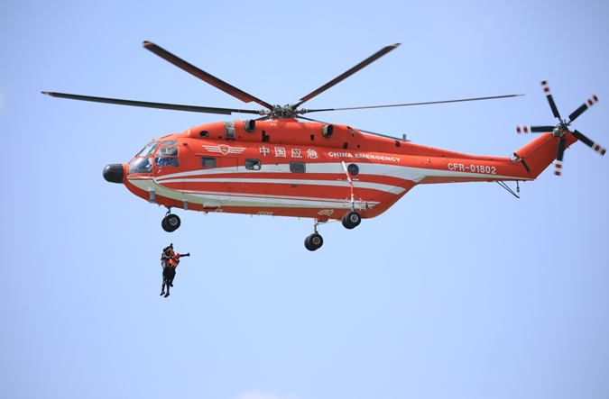 黑龙江大庆航空救援支队开展直升机水域空地协同训练组图
