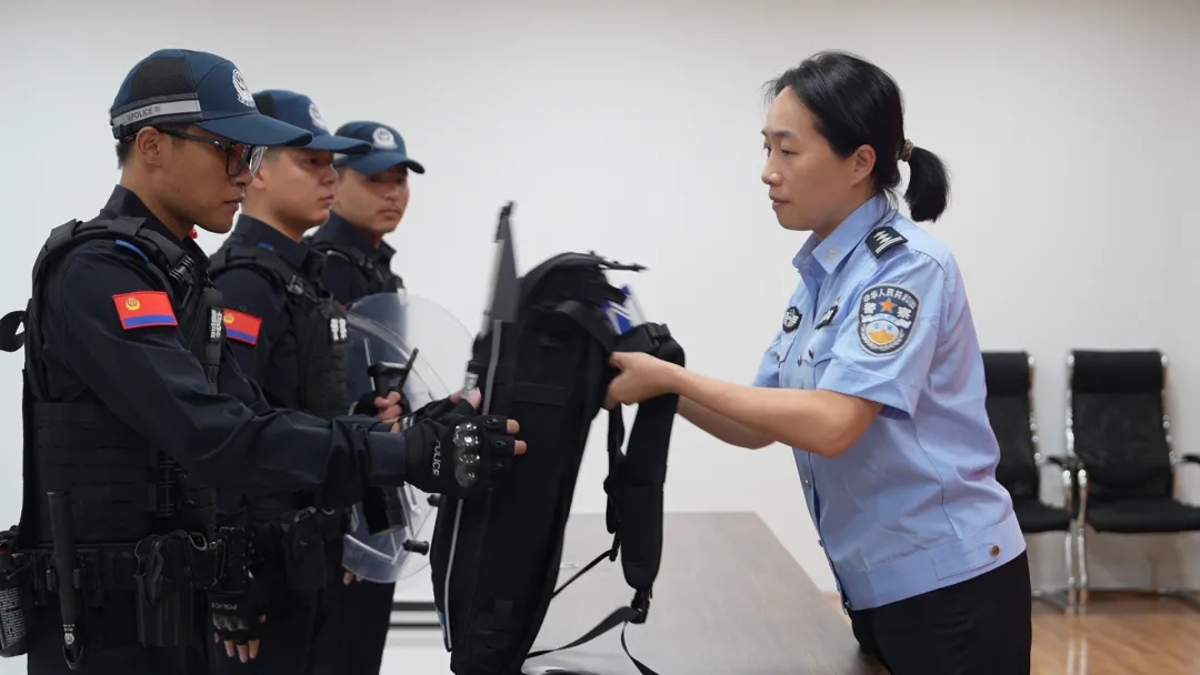 “新装”入警强战力！兵团十师公安配发新型警用装备