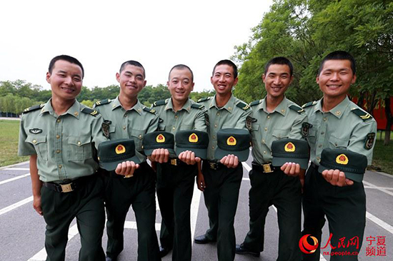 陸軍第76集團軍某旅:佩戴新式夏常服帽過