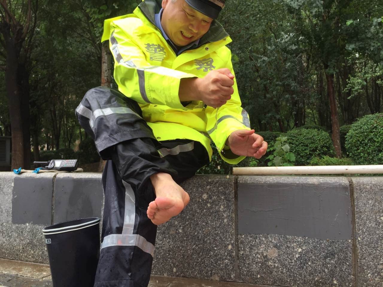 身着雨豹复合布警察服的铁西交警大队雨中温暖全城人组图